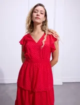 Vestido blanco de gasa con capas, marca Julia Jordan. Escote en V, manga corta con volados, corte en cintura y abertura central en espalda con cierre invisible.