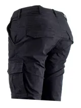 Bermuda cargo azul con bolsillos laterales y traseros con solapa.