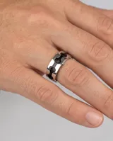Anillo de acero italiano con diseño de banda ancha y calados en forma de trébol con fondo negro.