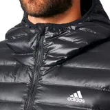 Campera Adidas acolchada negra con capucha, cierre frontal y logo blanco en el pecho. Diseño plegable y bolsillos frontales con salida para auriculares.