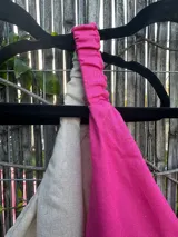 Vestido largo de lino con lurex, corte oversize, breteles finos y escote en V. Disponible en color verde lima, beige y fucsia.