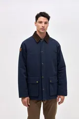 Campera de gabardina color marrón con cuello de pana en tono oscuro. Presenta cierre frontal con botones a presión, bolsillos laterales con solapa y diseño de calce clásico.