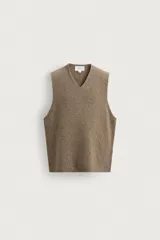 Chaleco de punto marrón jaspeado, de corte regular fit, con cuello en V y sisa amplia.