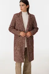 Tapado de paño a cuadros tartán en tonos rojo, azul, amarillo y blanco sobre base negra, con cuello solapa y cierre frontal con botones.