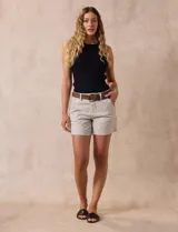 Short negro de algodón, marca One Five One. Pretina con pasadores, botón y cierre. Delantera con bolsillos. Botón en bolsillos traseros. Incluye cinturón trenzado negro.