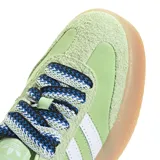 Championes Adidas Sambae W, color verde con detalles en blanco y suela color caramelo.