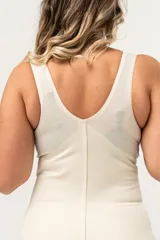 Body modelador entero color piel, para post-operatorio de lipoaspiración, con breteles laterales y refuerzo en zona abdominal. Confeccionado con tela de faja de alta contención y fibra LYCRA®. Presenta broches delanteros reforzados y orificio sanitario en entrepierna.