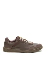 Zapatillas Caterpillar modelo Pause Retro Leather, de color marrón, con diseño minimalista de inspiración retro, confeccionadas en cuero y ante con suela de goma texturizada.