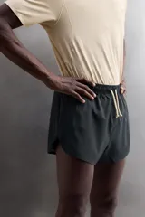 Short de baño rojo de tejido técnico ligero y elástico, con cintura elástica ajustable mediante cordón blanco y aberturas laterales en las perneras.