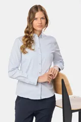 Camisa de manga larga entallada, confeccionada en una mezcla de algodón con spandex. Presenta cuello clásico, cierre frontal con botones al tono y puños abotonados.