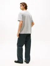 Remera de punto de algodón moteado color gris, con cuello redondo y escudo tonal con el monograma TH bordado en el pecho. Presenta un corte amplio y cinta distintiva en el interior del cuello.