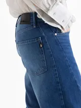 Jeans de calce relajado y fit recto en color azul oscuro. Presenta tiro medio, piernas holgadas y recortes laterales. Confeccionado en una mezcla de algodón y lyocell que proporciona suavidad y caída.
