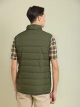 Chaleco inflable color verde militar con cierre frontal y bolsillos laterales.