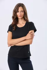 Remera básica de algodón color negro, con cuello redondo y mangas cortas de corte clásico.