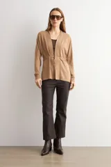 Cardigan de punto color tostado, con escote en V, manga larga y ajuste mediante cordón en la cintura.