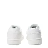 Championes urbanos Umbro modelo Milo, color blanco, con diseño clásico de caña baja, cierre de cordones y logo de la marca en el lateral.