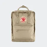 Mochila Fjällräven Känken Classic de color beige, con diseño rectangular, asas superiores y bolsillo frontal con cierre. Incluye el parche circular con el logo de la marca en el frente.