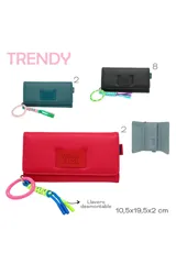 Billetera fucsia con llavero.