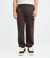 Pantalón jogger de algodón con felpa, color negro, con cintura elástica, cordón ajustable, bolsillos laterales y puños elásticos en los tobillos.