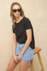 Remera de manga corta color negro, con cuello redondo y corte holgado.