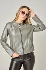 Campera clásica de cuero ovino color beige claro, con cuello a la base, cierre frontal y bolsillos laterales con cierre. Presenta costuras verticales que estilizan la silueta.