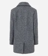 Saco alargado de polyvelour con textura boucle, cuello solapa, abotonado delantero y bolsillos. Forro de poliéster.