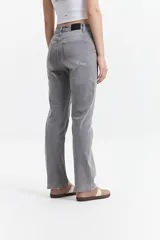 Jean de tiro medio con fit recto, confeccionado en 100% algodón.