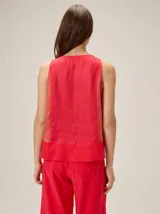 Top de lino sin mangas, con diseño color-block que combina paneles en beige al frente, negro en los laterales y marrón en la parte inferior.