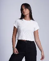 Remera de morley de algodón, de corte crop y manga corta, con cuello redondo.