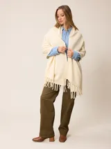 Pantalon de sarga de corte recto y tiro medio, con bolsillos laterales y cierre frontal con boton.