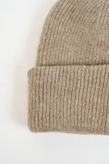Gorro tipo beanie de tejido de punto acanalado en color beige.