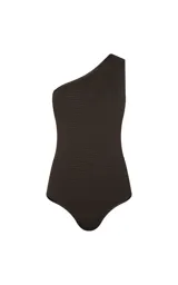 Body de punto color marrón oscuro, de diseño acanalado y corte asimétrico con un solo hombro.