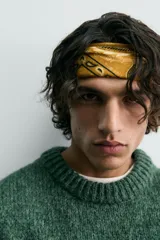 Jersey de hombre de corte relajado, tejido en hilado texturado color verde bosque, con cuello redondo y manga larga.