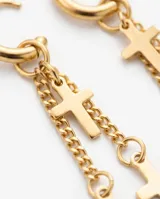 Par de caravanas de acero dorado con diseño de argolla y múltiples cadenas colgantes con dijes de cruz.