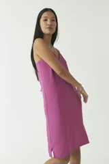 Vestido corto fucsia de algodón, con escote en V y tirantes finos.