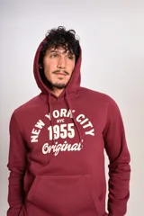 Hoodie bordó con capucha y cordones ajustables, presenta un estampado frontal con texto en color crema y bolsillo tipo canguro.