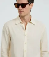 Camisa de manga larga Marfinno con cuello camisero y cierre frontal de botones. Confeccionada en tejido plano de lino y algodón.