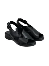 Sandalias negras con tiras cruzadas en el empeine, talón cubierto y tira con hebilla ajustable. Cuenta con suela baja y cómoda.