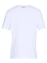 Remera de manga corta Under Armour, confeccionada en tejido Charged Cotton® que combina la suavidad del algodón con propiedades de secado rápido. Presenta un diseño de cuello redondo y estampado gráfico con el logo y nombre de la marca en el frente.