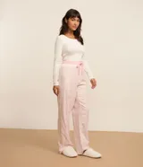 Pantalón de pijama largo de franela a cuadros rosas y blancos, con cintura elastizada y lazo de ajuste.