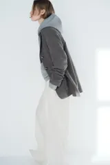 Blazer de botonadura sencilla en mezcla de lana color gris. Modelo con solapas de muesca, hombreras y bolsillos de parche delanteros. Cuenta con cierre de botones en el frente y forro interior.