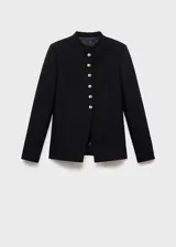 Chaqueta entallada de color negro con cuello mao y cierre frontal de botones dorados. Presenta un diseño estructurado de manga larga y forro interior.