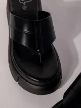 Sandalia con plataforma blanca y tira ancha color verde agua.