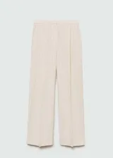 Pantalon de corte recto y tiro medio, confeccionado en tejido mezcla de algodón, viscosa y lino con diseño de rayas verticales finas. Cuenta con cierre oculto de botón, gancho y cremallera, y dos bolsillos delanteros.