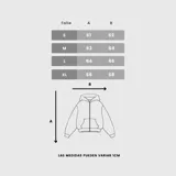 Sweater tejido con cierre frontal completo, diseño de capucha y bolsillos tipo canguro. Presenta un corte holgado con detalles de textura acanalada en los hombros y logo bordado en el pecho.