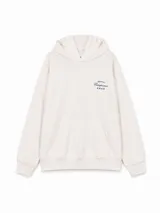Buzo con capucha color off-white, de corte holgado, con bolsillo frontal tipo canguro y estampado pequeño en el pecho con la frase 'Tierra de Campeones' y cuatro estrellas en color azul.