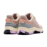 Championes de trail running Merrell, con capellada de tejido técnico transpirable en color beige. Presentan un diseño con cordones en zigzag en los laterales para mayor sujeción, estabilizador en el talón y entresuela de EVA con efecto moteado. La suela de goma tricolor ofrece adherencia en terrenos irregulares.