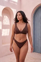 Top de bikini marrón de diseño triangular, con tirantes anchos y copas removibles.