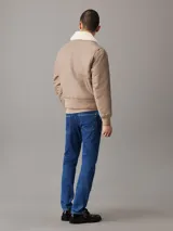 Pantalón de jean azul de corte slim, con bragueta con cremallera y diseño de cinco bolsillos.