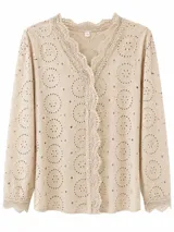 Camisa beige de broderie con detalles de encaje en el cuello, la apertura frontal y los puños, de manga larga.